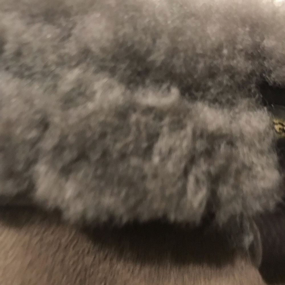UGG Shearling-Trim Gray Leather Gloves - Picture 5 of 10